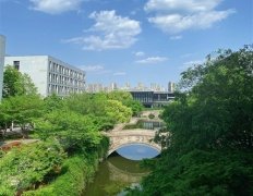 适合发学校照片的句子 配校园照的的简短文字
