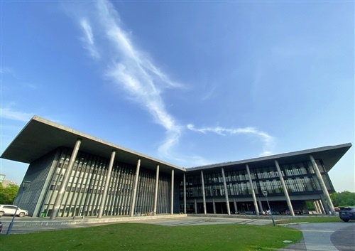适合发学校照片的句子 配校园照的的简短文字