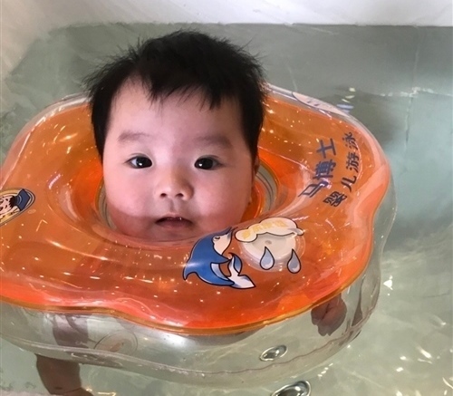 记录宝贝第一次游泳的句子