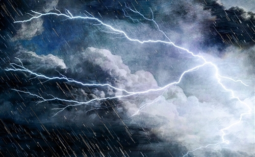 唯美句子网 说说 突然狂风暴雨电闪雷鸣的说说18,在海上倾盆大雨里,捧